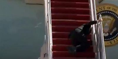ABD Başkanı Biden, uçağa binerken 3 kez üst üste düştü