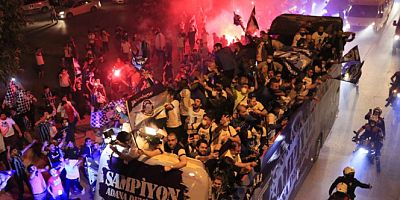 Adana Demirspor, üstü açık otobüsle kentte şampiyonluk turu attı