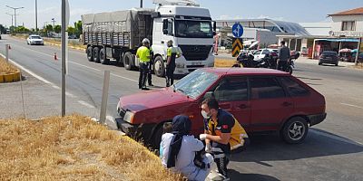 Ambulansı binmek istemeyen yaralı kız çocuğunu polis ikna etti
