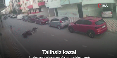 Aniden yola çıkan çocuğa motosiklet çarptı: Kaza anı kamerada