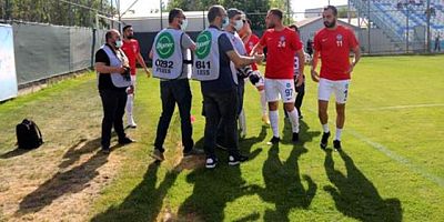 Ankara'da skandal görüntüler! Futbolcular maçı bırakıp basın mensuplarına saldırdı