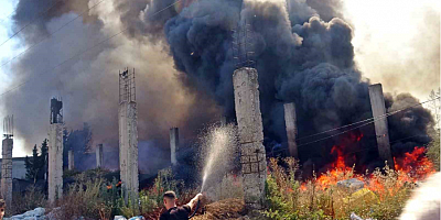 Antalya’da bir ev ve depo alevlerin arasında kaldı