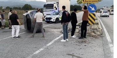 Ara sokaktan çıkan araca çarpmamak için refüje daldı… O anlar kamerada