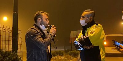 Aracında sızan alkollü sürücüden pes dedirten davranış