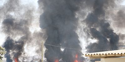 Araçlar tek tek patlayarak yanıyor