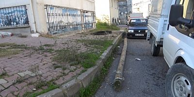 Arnavutköy'de telefon direği sokakta bulunan aracın üstüne düştü