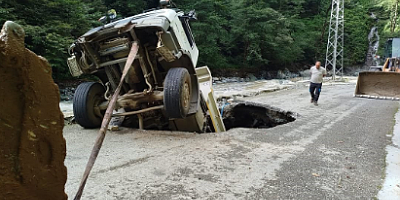 Artvin’de yol onarım sırasında kamyon göçüğe düştü: 1 yaralı
