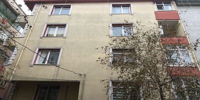 Avcılar'da bir binada deprem sonrası çatlak meydana geldi