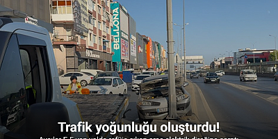 Avcılar E-5 yan yolda refüje çıkan araç elektrik direğine çarptı