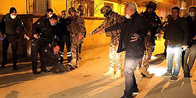Babasını darbedip kendisini eve kilitledi, özel harekatın operasyonuyla gözaltına alındı