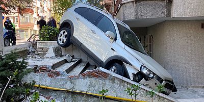 Bakırköy'de cipin binanın bahçesine düştüğü anlar kamerada
