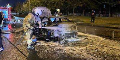 Bakırköy’de otomobil alev topuna döndü