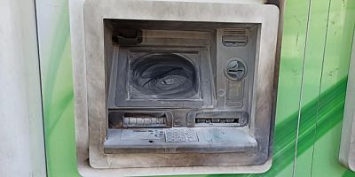 Bankaya sinirlenip ATM'yi yakmak istedi