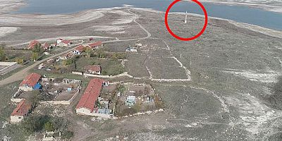 Baraj suları çekildi, eski köy evlerinin bir kısmı ve cami minaresi oraya çıktı 