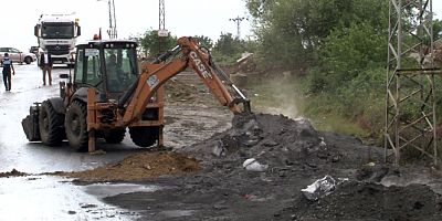 Başakşehir'de yol kenarına atılan kimyasal atığın üzeri toprakla örtüldü