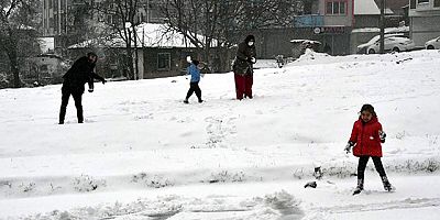 Bazı illerde eğitime kar engeli belli oldu 
