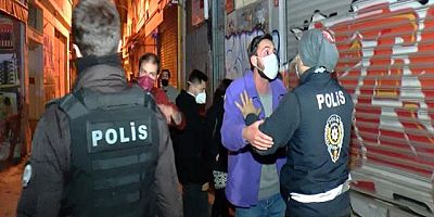 Bekçilerle açık eğlence mekanındaki müşteriler arasında kavga çıktı