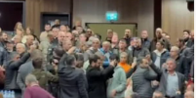 Belediye meclisinde halk AKP’li başkanı protesto etti