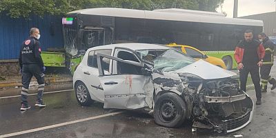 Belediye otobüsü ile otomobil çarpıştı, kadın sürücü hayatını kaybetti