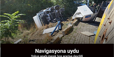 Beşiktaş’ta sürücüsünün navigasyon yönlendirmesiyle yokuş aşağı inen tır kontrolden çıkarak boş araziye devrildi