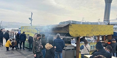 Beykoz Balıkçı Barınağında Beykoz Balık Ekmek Müşterilerine Barınakta Hizmet Veriyor.