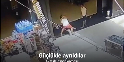 Beylikdüzü’nde bir AVM’de iki esnaf arasında çıkan kavga güvenlik kamerasında