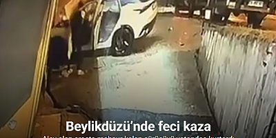 Beylikdüzü’nde feci kaza: Alev alan araçta mahsur kalan sürücüyü vatandaş kurtardı, o anlar kamerada