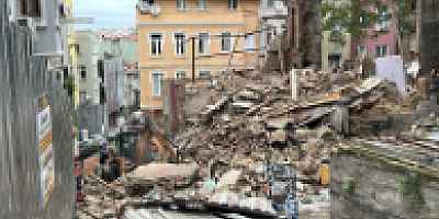 Beyoğlu’nda yerle bir olan bina havadan görüntülendi