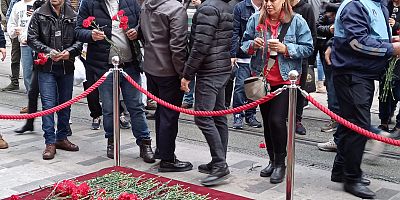 Beyoğlu'ndaki bombalı saldırıda hayatını kaybedenler anısına vatandaşlar karanfil bıraktı