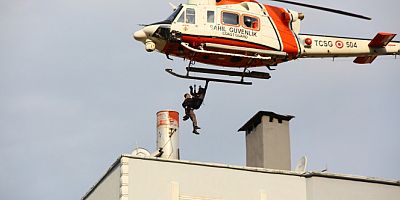 Binalarında mahsur kalan selzedeler helikopterlerle kurtarılıyor