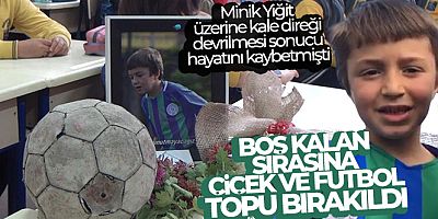 Boş kalan sırasına çiçek ve futbol topu bırakıldı