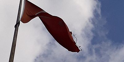 Bu Bayrakları değiştirecek yetkili merci aranıyor.