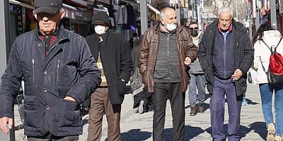 Bu görüntüler korkutuyor, cadde ve sokaklar maskesizlerle dolu