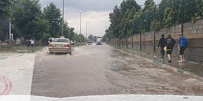 Bursa 10 dakikalık sele teslim oldu...Yollar göle döndü