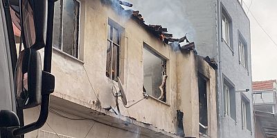 Bursa'da alevler iki katlı evi küle çevirdi