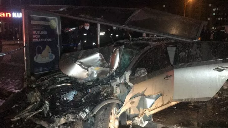 Bursa’da feci kaza! Önce işçi servisine sonra durağa çarptı:1 ölü, 4 yaralı