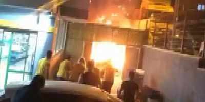 Bursa'da marketin karton deposu saniyeler içinde kül oldu