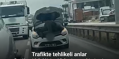 Bursa’da seyir halindeki otomobilin kaputunu açarak tamir yaptı