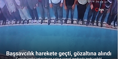 Camide kediyi tekmeleyen şahsa sosyal medyada tepki yağdı: Başsavcılık harekete geçti, gözaltına alındı