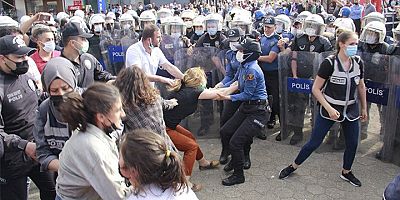 Çay isyanına sert polis müdahalesi