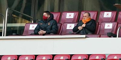Cezası nedeniyle tribünde olan Fatih Terim'den saha içine telefonla taktik