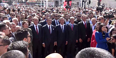 CHP Genel Başkanı Özgür Özel, Taksim Cumhuriyet anıtına çelenk bıraktı