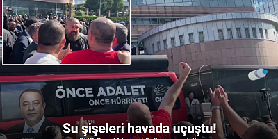 CHP, Genel Merkezi önünde çıkan tartışmada su şişeleri havada uçuştu