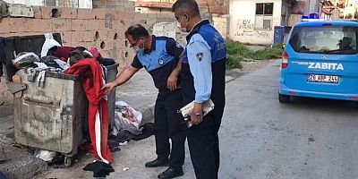 Çöpe atılan Türk bayrağını zabıta çıkardı