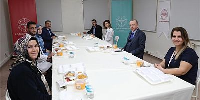 Cumhurbaşkanı Recep Tayyip Erdoğan, sağlık çalışanlarıyla iftar programında buluştu
