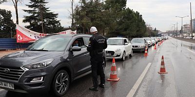 D100'de korona virüs denetimi, uzun araç kuyruğu oluşturdu