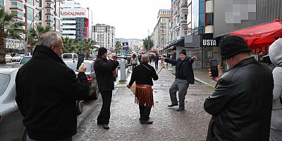Davul-zurna tutup göbek atarak doların düşmesini kutladı, çevredekiler düğün sandı