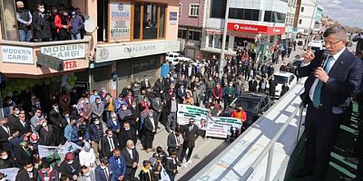 Davutoğlu'ndan AK Parti'nin kalesinde miting gibi esnaf ziyareti