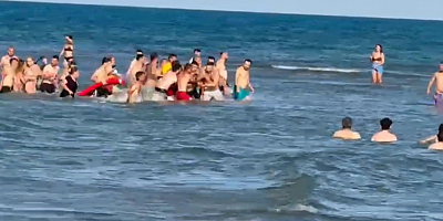 Denize giren aynı aileden 2’si çocuk 3 kişi boğulma tehlikesi geçirerek hastaneye kaldırıldı