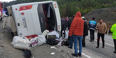 Denizli'de midibüs devrildi: 3'ü ağır 12 kişi yaralandı
